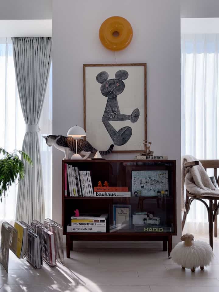 過去pic🤳
結構気に入ってたIKEAのドーナツ型の照明、
今のお家に引っ越してから猫ズに割られて土に還りましたとさ🥲
ああ、猫とインテリアの共存は難しいねぇ。
ヒヤヒヤ。

#猫インテリア #猫とインテリア #猫がいる暮らし #猫と暮らす家 #猫のいる生活 #猫と家 #猫 #IKEA #IKEA照明 #ヴィンテージ #ヴィンテージ家具 #ヴィンテージインテリア #コージー #コージーインテリア #cozy #vintage #cat