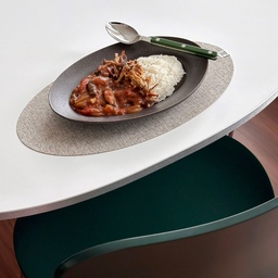 토마토로 만든 무수분 카레 🍛
☑️ 재료 *2인분
필수: 토마토 2개, 양파 1개, 고형카레 2조각
감자, 당근, 버섯, 고기 등 좋아하는 재료를 취향껏 넣어보세요.
 ⠀
1️⃣ 냄비에 토마토, 양파, 버섯을 순서대로 올리고 뚜껑을 덮은 뒤 약불로 40분간 끓여요.
2️⃣ 채수가 충분히 우러났으면 고형카레를 넣고 10분간 끓여 걸쭉한 농도가 되면 완성입니다.
☑️ TIP
- 채수가 충분히 나오지 않았따면 물을 추가해요.
- 고기를 넣는다면 재료의 맨 위에 올려주세요.
- 채수를 끓을 때 월계수잎을 넣으면 풍미를 높여줍니다.
계란후라이, 소세지, 튀김 등좋아하는 고명과 함께 즐겨보세요! 저는 만가닥버섯을 튀겨 함께 먹었어요 ㅎㅎ
#카레 #카레요리 #카레그릇 #도자기그릇 #레시피공유 #레시피 #레시피추천 #플레이팅 #플레이팅필살템 #온더테이블 #간단요리 #오홈스토랑 