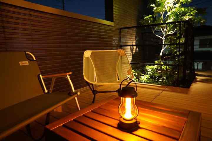 まだまだまだまだ暑いけど、もう少し秋が来たらバルコニーでゆっくり過ごしたい🍂
低めのチェアで外からの視線も気にならないです🙆‍♀️ #バルコニーのインテリア #アウトドア用品 #ランタン 