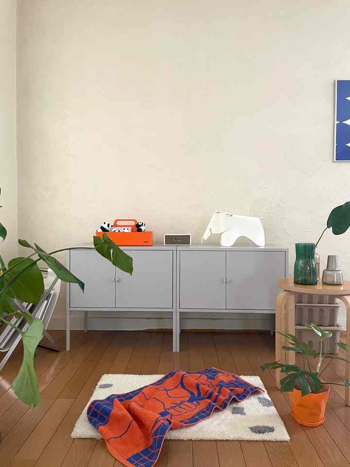 ゾウさん🐘かわいい。
キャビネットの上にポスター飾りたいけど、何もないシンプルな壁のスペースも良いよなぁ、、と悩み中。ごちゃごちゃとシンプルの好みが交互にやってきて悩む、、。
#インテリア #カラフルなインテリア #シンプルなインテリア #シンプルな暮らし #キャビネット #観葉植物 #植物インテリア #植物 #ポスター #IKEA #vitra  #fermLIVING #イームズ 