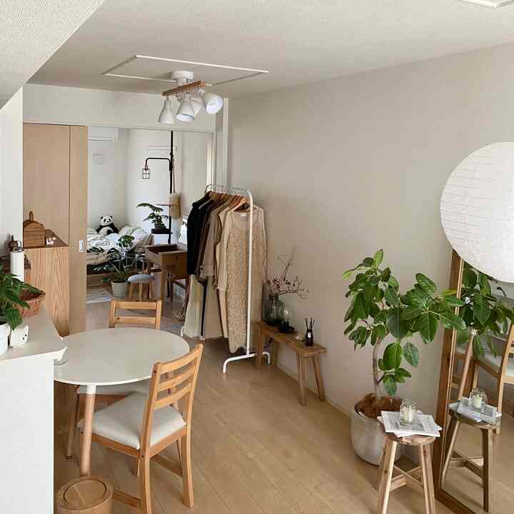 ホワイトと木製家具で構成されたリビング
我が家の中でもちょっと生活感のある空間🦥🍃

#ナチュラルインテリア #北欧インテリア #ホワイト×ウッド調 #ホワイト家具 #木製家具 