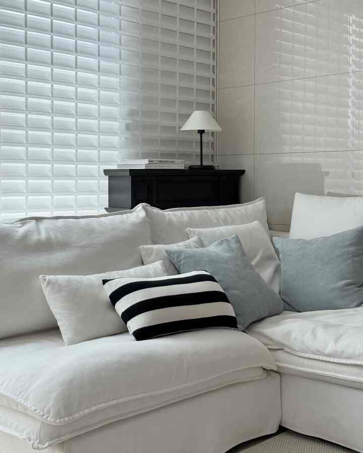 好きな空間🖤🩵

#リビングインテリア #モダンフレンチインテリア #リビング飾り #homedecor #interior #monotoneinterior 
#blackinterior #livingroominterior
＃リビングルーム＃ブラック家具＃ブラックインテリア＃ホワイトインテリア＃ブラックコンソール＃暖炉＃コンソール＃ブラック＆ホワイトインテリア＃セルフインテリア＃家の装飾＃ホームスタイリング 