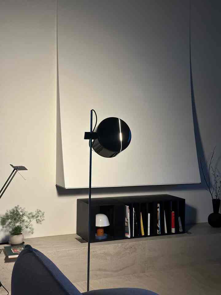 💡
flosやoluceの伸びる大きめの照明をしばらく見守ってみたが、ヌードのアダムで可愛いフロア照明を買った。

撮影をすると大きな照明を移すのも事であり、
大当たりセール＋まさに配送の魅力に勝つのは難しかった…。

しっかりと服を着る公園のおじいちゃんのような、
素敵なクラシック🎩

＃照明インテリア＃オルチェ照明＃リビングインテリア＃今日の私たちの家 
#olucelighting #oluceCoupe #JoeColombo