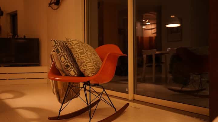 夜のリビング🌟

#イームズ 
#イームズチェア 
#ミッドセンチュリー 
#クッション 
#クッションインテリア 
#ロッキングチェア 
#ヴィンテージ  
