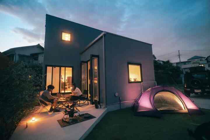 日が落ち出してから始めるお庭キャンプ⛺️
部屋から漏れる灯りと、キャンプ用のランタンがいいん雰囲気に。
楽しいひととき。
#お家キャンプ
#アウトドアリビング
#キャンプ初心者
#アウトドアな庭
#庭のある家 
#庭活