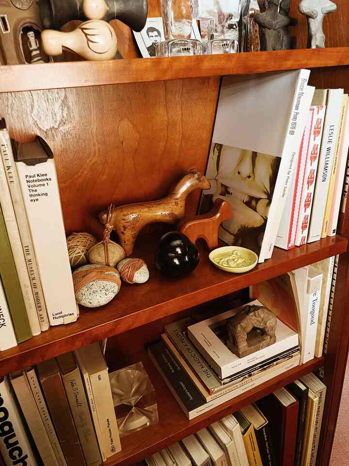 I like the variety of materials lined up

#bookshelf #ブックシェルフ #民藝 #民芸 #フォークアート #アートピース #アート #本 #book