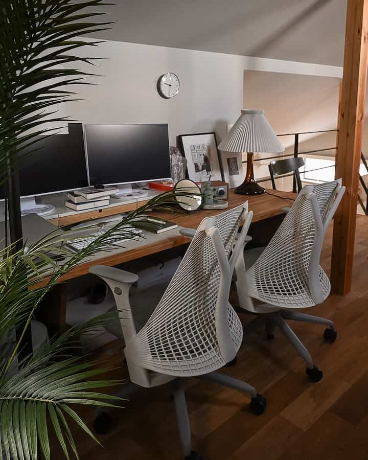 窓側から見た仕事部屋。ちょっと乱雑な方が落ち着く。 #desk #ワークスペース #仕事部屋