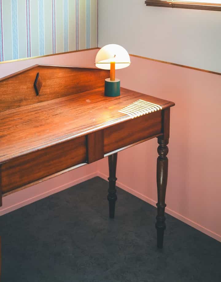 Sebuah meja akhirnya tiba di kamar Wes ✒️

Meski berpenampilan klasik, namun memiliki kesan canggih.
Saya tertarik pada pesona misterius👏

Karena kedalamannya pendek, ini juga dapat digunakan sebagai pembatas ruang, memperluas jangkauan tata letak 🪑

Bagaimana saya harus menggunakannya?

#Wes Anderson #Ruangan mirip Wes Anderson #diy #membuat sesuatu #catatan hidup #catatan harian #Saya suka membuat sesuatu #lukisan #wallpaper kain #wallpaper diy #memilih wallpaper #lukisan dinding #william morris #wallpaper william morris # Furnitur antik #kamarku #rumah nyaman #ikea #lampu meja