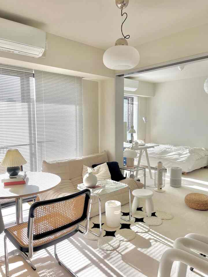 Beginilah penampakannya saat matahari pagi masuk.
Secara pribadi, saya suka tirai.

Anda dapat menemukan aksesoris di toko buku bekas dan  #スタンダードプロダクツ #2K #2人暮らし #犬がいる暮らし #ロゼトーゴ #リーンロゼ #チェスカチェア #IKEA  IKEA} #IKEA棚 #누비지오 #이불 #차렵이불 #여름이불 #시어서커 #미드센추리 } #여름침구 #침실인테리어 #침대꾸미기 #인테리어 #홈스타일링 #집꾸미기 인테 리어} #이불추천  
