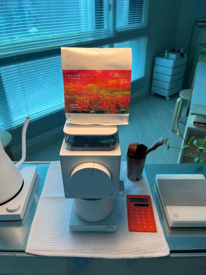 #オブジェコレクション  
前回バリスタの姉 
おいしく下げた豆を紹介しよう！
私たちはマーケットカリーで注文しました:)
涼しい夏が感じられるキャラクターです☀️
キッチンの電源は、姉がよく使う 
コーヒー用品の束！ ☺️

#ホームカフェ #ホームカフェゾーン #ワンルームインテリア #ブログ #homevibe #inmyroom #roominterior #roomvlog