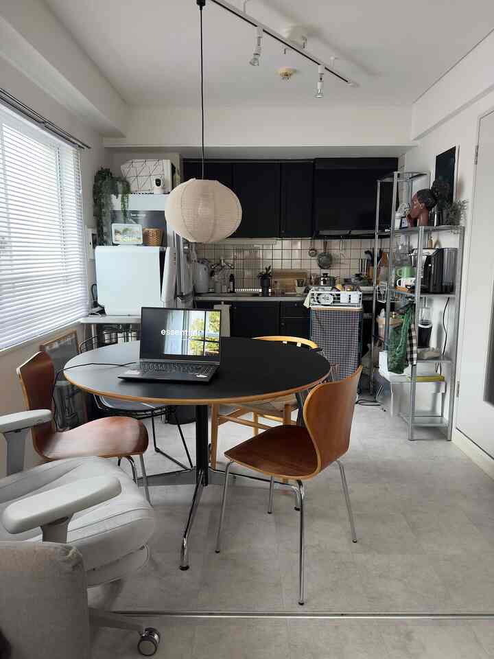 白と黒のトーンの一人暮らしリビング、ダイニングテーブルと椅子が配置されたシンプルなインテリア