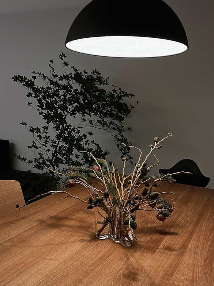 馴染みの花屋でハンノキを購入。
フラワーベースに活けてみました〜!!

大きすぎるドウダンツツジもお気に入り。

#イッタラ
#ドウダンツツジ