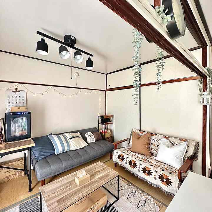 Natural-toned 6-tatami living room featuring two sofas and a wood tone coffee table in a cozy setting