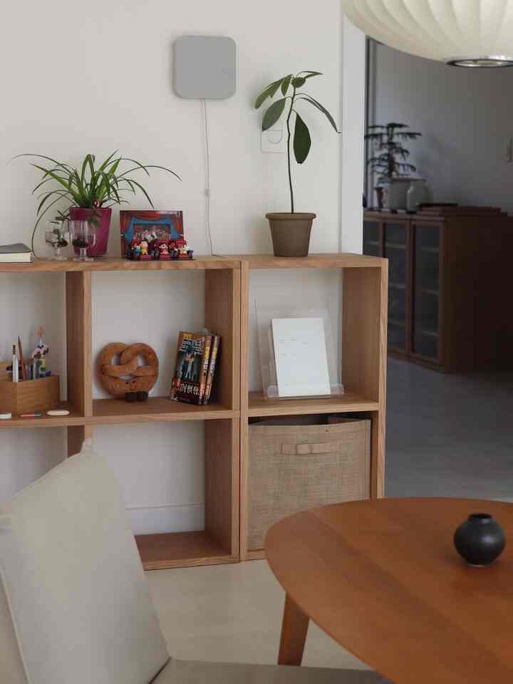 #무인양품에서뭐사지 #무인양품 #MUJI

Salah satu perabot MUJI yang paling banyak digunakan.
Bentuknya sempit, sehingga memakan lebih sedikit ruang, dan pelat rak memiliki penyangga sehingga bagian tengahnya tidak tenggelam meskipun Anda meletakkan banyak buku di atasnya. Selain itu, jika Anda memiliki lebih banyak ruang, Anda dapat memperluas rak dengan membeli sisi tambahan! Diperluas dan dikurangi agar sesuai dengan hidup saya〰️