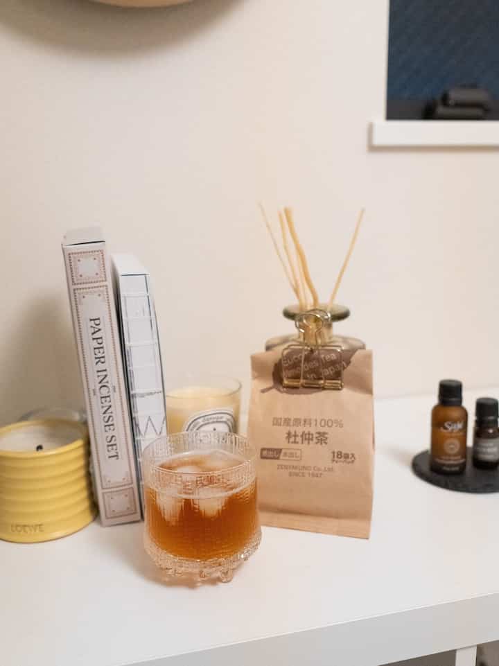 I tend to use decorative shelves as desks. There's always some kind of tea on there☕️
#ikea #kallax