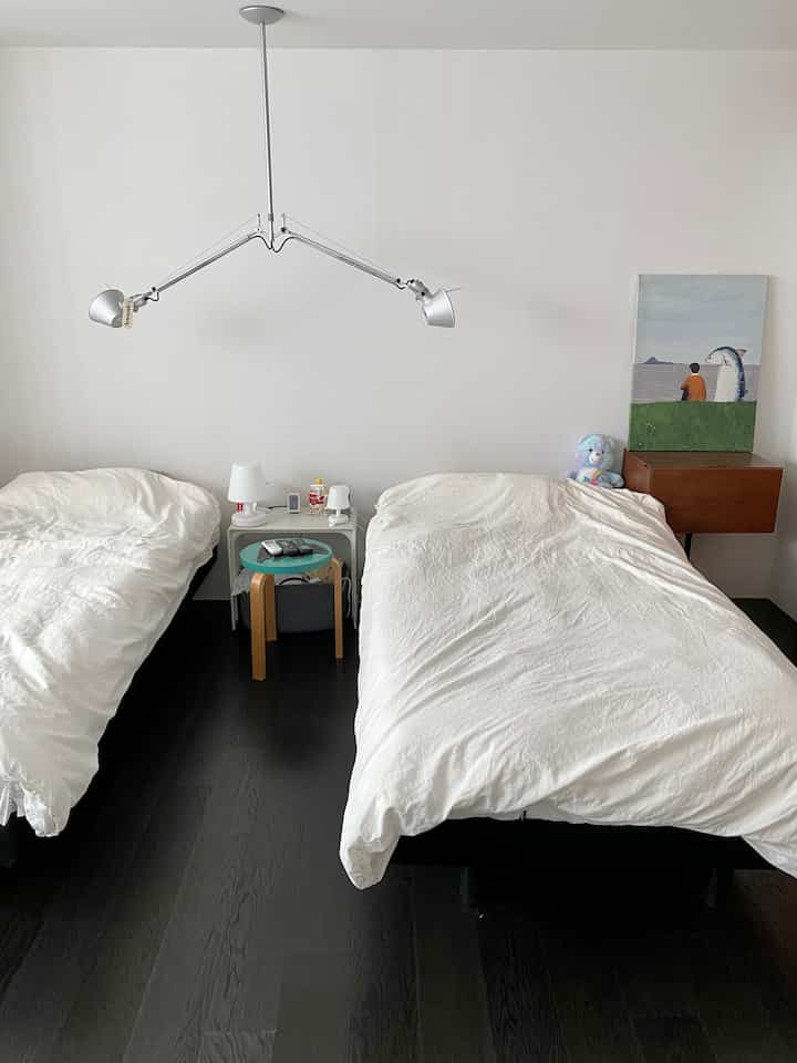 Saya ingin upload lebih dari 10 foto Artemide, tapi sayangnya saya hanya bisa upload maksimal 10 foto😊

Itu merek yang sangat saya sukai, jadi saya dan suami memasang lampu gantung Dubrach di kamar tidur sehingga kami masing-masing dapat mengontrol lampunya.
Ini adalah perlengkapan pencahayaan yang pasti ingin saya letakkan di kamar tidur saya saat merenovasi rumah saya.
Selain itu, di ruang kerja, saya telah melepas lampu dinding Tolomeo yang sudah lama saya gunakan dan menghubungkannya ke meja USM.
Baik lampu dinding maupun dudukannya dapat dilepas, sehingga dapat juga diaplikasikan pada meja USM.
Saya membeli meja USM segitiga antik karena ingin menggunakannya seperti ini 🫢
Saat saya bekerja di meja, saya menyinari meja, dan saat mendengarkan musik, saya menyinari audio.
Karena kepalanya dapat diatur secara bebas, penggunaannya jauh lebih mudah daripada lampu kaki dian. Inilah sebabnya saya merekomendasikannya kepada pemula dalam desain pencahayaan.
Kamar mandi ruang tamu memiliki warna oranye teti sebagai titik fokusnya! Ini adalah cahaya yang membuatku merasa nyaman setiap kali melihatnya 💛
Lampu Tolomeo Pinza yang mudah dipindahkan dan digunakan di mana saja, mencerahkan dapur dengan cepat 👍🏻
Itu rumah dengan banyak lampu, dan favoritku adalah seri Artemide Tolomeo!!
#Artemide digunakan seperti ini #아르떼미데 #artemide #조명인테리어 #30평대인테리어 #아파트인테리어 #아파트리모델링 #오늘장면한컷 {7 #Rumahku hari ini} #조명인테리어 #조명추천 #조명