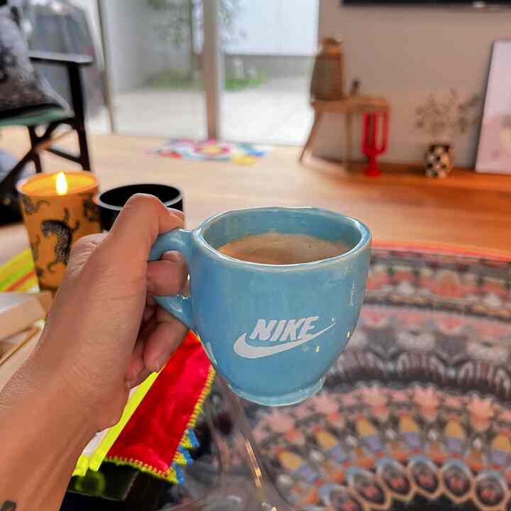 キャンドルと共に朝の始まり。カラフルな部屋は元気が出ます🎵 

#ラグ・カーペット #moooi #H&MHOME #レオアトランテ #マグカップ 