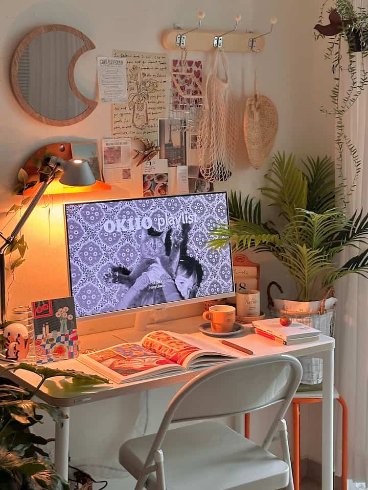 #아르떼미데이렇게써요

Two Artemide lights in my house 🩶

Two new Artemide lights this year

Introducing the best items of 2024, Artemide lights

1. Artemide Tolomeo Mini

Tolomeo is a direct point light used on a desk
Both the head and stand can rotate and adjust the angle
The load is firmly concentrated for stable operation!
The spring balancing system allows natural angle adjustment
The chic and pretty design goes without saying🤍

2. Artemide Tolomeo Pinza Clamp Light

A sturdy body made of aluminum and steel

Free angle adjustment, can be installed anywhere with tongs!
The diameter of the shade is about 10.3cm, making it suitable as a book light or sub light

.

.

.

#desk interior #데스크테리어 #책상꾸미기 #데스크인테리어 #책상스타그램 #데스크투어 #책상꾸미기그램 #예쁜책상 #데스크테리어족 
#Artemide #아르떼미데톨로메오 #접이식의자 
#Cotrak #스마트모니터 #오늘장면한컷 #내돈내산 
#Today's house curator #거울인테리어 #벽거울 
#desk setup #desklamp #deskplant 
#Cotrak #조화인테리어 #핀자 #아르떼미데핀자 
#Artemide lighting