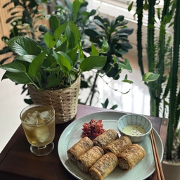 롤유부초밥 만들어서 간단하게 
먹은 점심이예요
유부에 토치🔥로 불맛도 추가해
줬지요~^^
오늘의 가든에서 받은 스킨답서스는
길게 늘어지며 너무 예쁘게 잘
자라주고 있네요🌿
#오늘의가든 #우리집포토존 #롤유부초밥 
#맞팔 #스킨답서스 #플랜테리어 #식물일기
#그릇수집가 #스타우브 #스타우브화이트트러플 
#이케아 #혼자서도잘먹어요 #스툴 #오늘의우리집
#원목스툴 #오늘의집에서샀어 #집에서제일바빠 