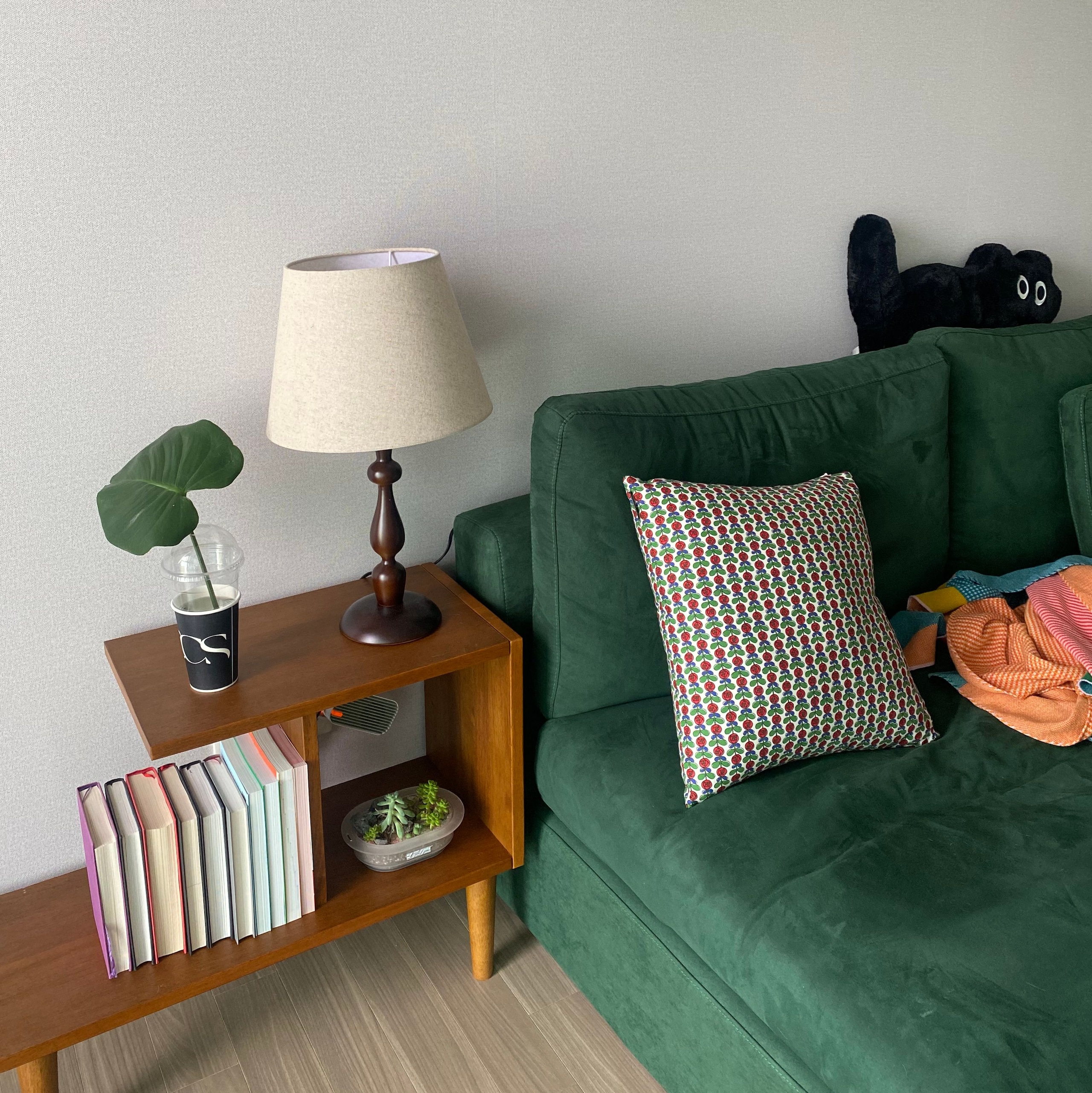 Low C-Shape Wood Vinyl Side Table user photo
