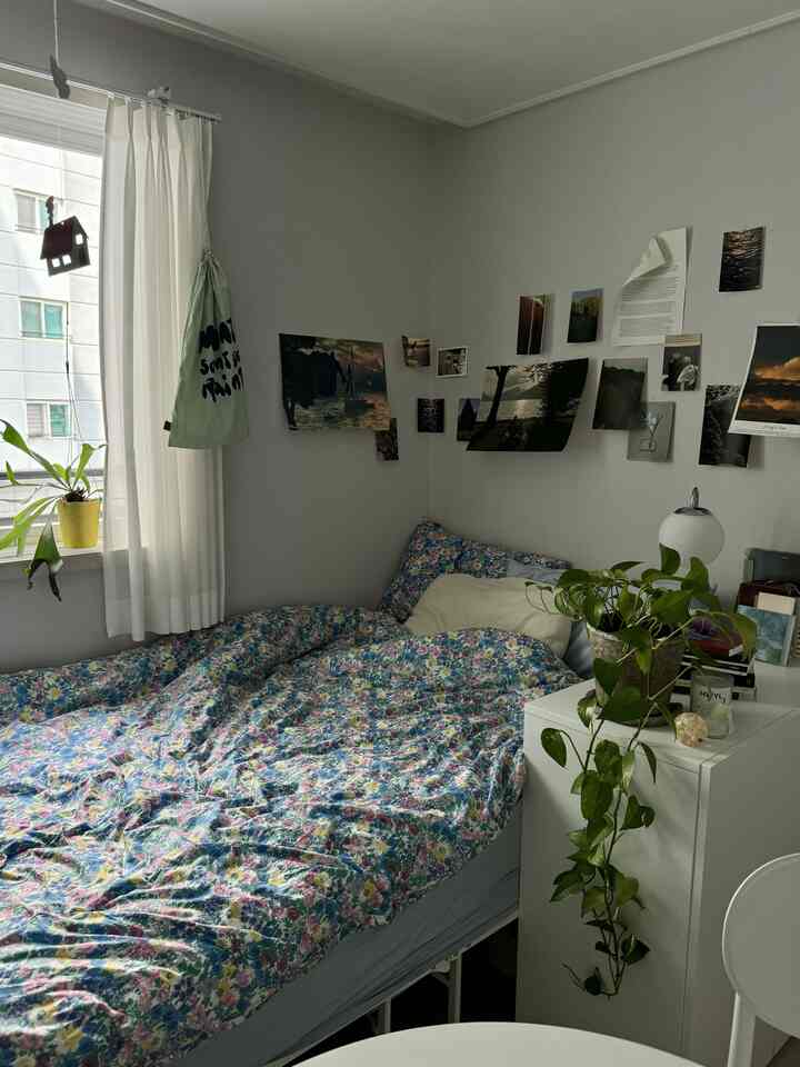  部屋の構造を変えた。心と頭を整理するために空間を整理するのは大きな効果だ。おかげで深くあるほこりを拭き取り、心と頭に積もったものも整理する力ができた。

 まだ暑いけど確かに叩きが過ぎると朝夕に風が涼しい。しばらくできなかった風の口径をもう寒くなる前までたくさんすることができるだろう。 

  #방인테리어 #방꾸미기 #작은방 #작은방꾸미기 #작은방인테리어 #침실 #침실인테리어 #침실꾸미기 #room #smallroom #myroom 