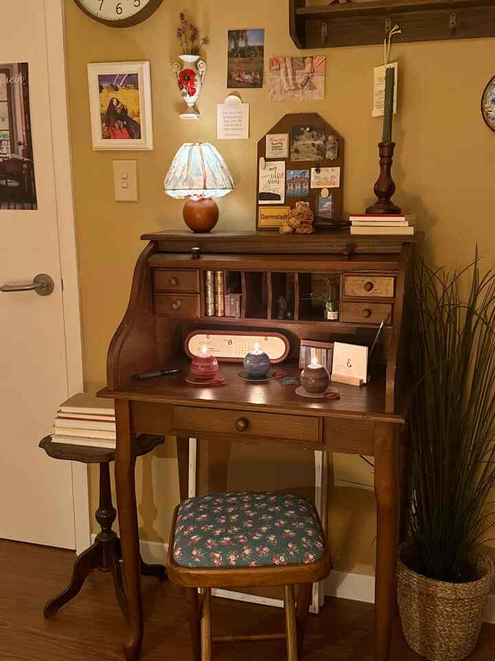  #우드인테리어 #빈티지인테리어 #레트로인테리어 #오플루언서 #오크리에이터 #코티지인테리어 #데스크테리어 #뷰로데스크 #interior #woodinterior #vintagestyle 