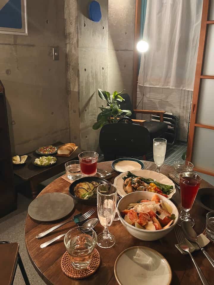 ホームパーティーした日の我が家🏡
友人が作ってくれた料理とパンとデザートと器
ほっこり幸せな時間だった🌛
我が家の器たちも久しぶりに沢山使ってあげられたので
喜んでいる気がしている ◠‿◠ 

#器 #器のある暮らし #食器 #マグカップ #雑貨 #インテリア雑貨 #棚 #机 #丸テーブル #古家具 #アンティーク #ビンテージ #ガラス #ガラスカップ #グラス #観葉植物 