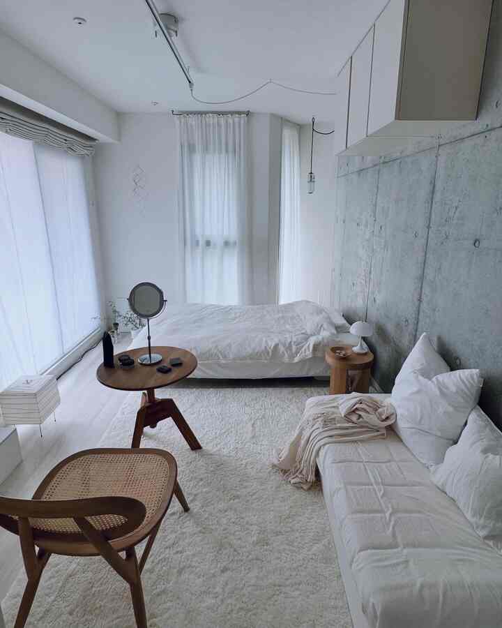 メイクも食事も書き物も
全てこの小さなテーブルで。

もうひと回り大きくても良いなぁ…。

#ワンルーム家具配置 
#シンプリスト
#ひとり暮らし
