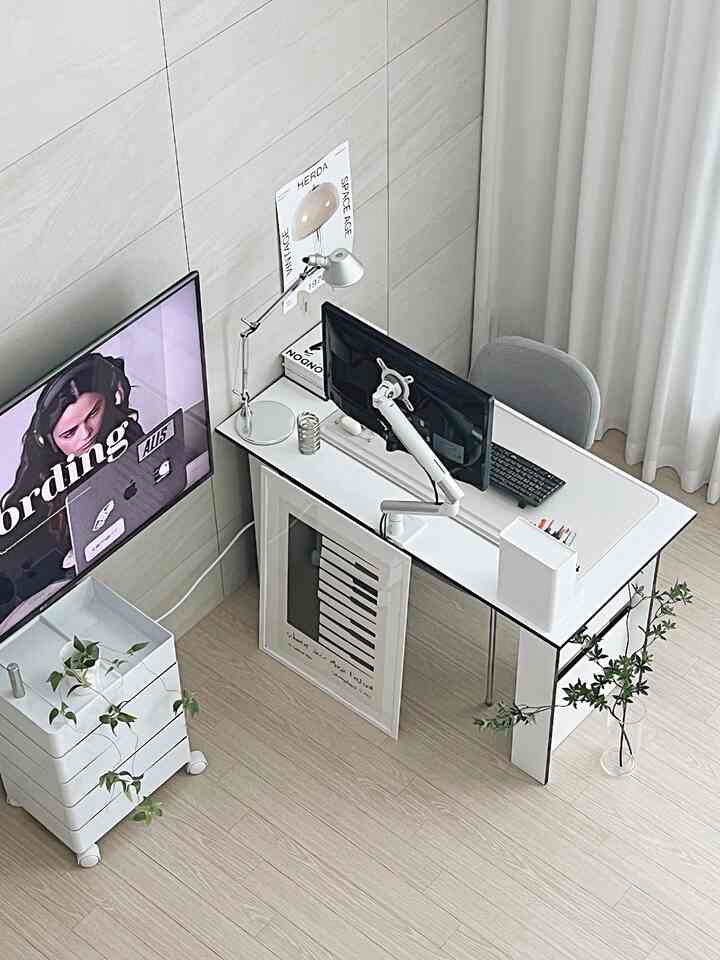 白とナチュラルカラーのホームオフィス、ホワイトデスクとモニター、オフィスチェアが配置された清潔感のある作業空間