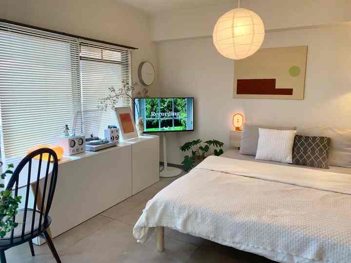 クイーンサイズのベッドフレームはパイン材のヘッドボードが着いていて壁に飾ったアートとの色合わせが良く気に入っています🎨‎🌿
#IKEA #ベットフレーム #ベッド #クイーンベッド #賃貸マンション #カラーインテリア 