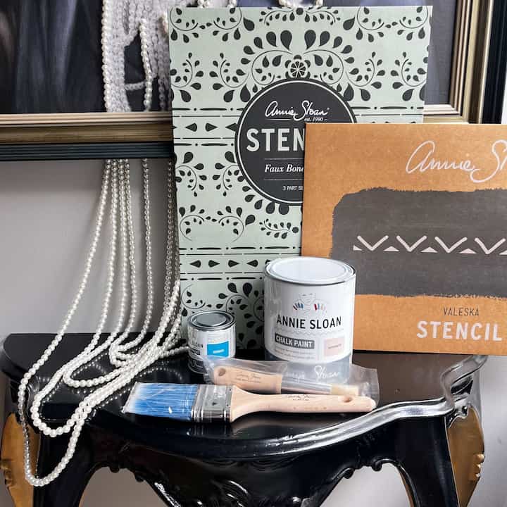 ついに！壁を塗るペンキを購入しました。ニュージーランドのセレクトショップで見つけたこちらのブランド。いい感じのニュアンスカラーがたくさんあって、見ているだけでも楽しくなります。
ステンシルするのも楽しみ！

#塗り壁 #diy #ペンキ #annieslone #カラフルなインテリア #ピンクのインテリア #ブルーインテリア #グリーンインテリア #ネイビー 