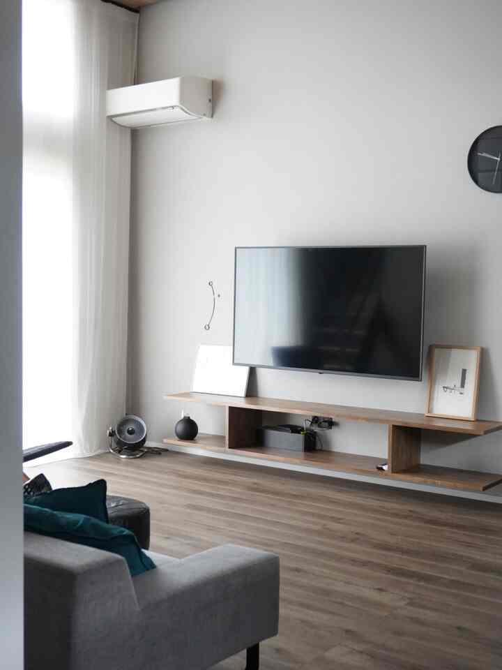 テレビ側。65インチ
今はテレビボードをシンプルにしたい気分。
　
#リビング #living #壁掛けテレビ