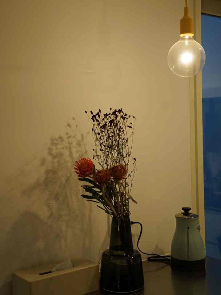 ちょっとお花があるだけで、
気持ち変わります♡

#フラワーインテリア 
#フラワーベース 
#ホルムガード 
#電気ケトル
#キッチン 
