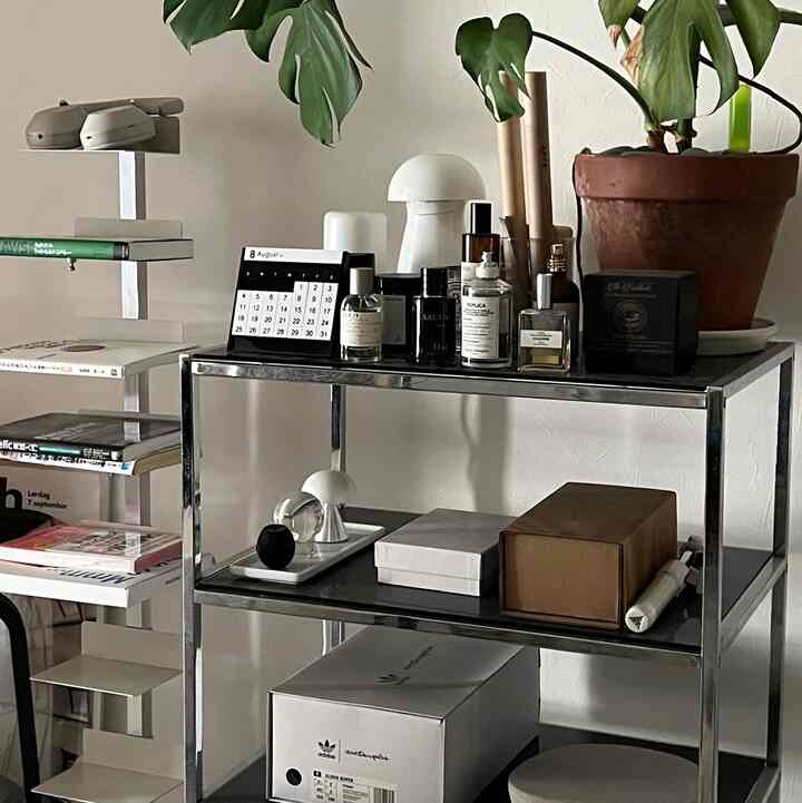 My recent shelves. (I bought a book tower)
This shelf is a vintage one I bought at Cerote Antiques in Harajuku. (I wonder what the difference is between a rack and a shelf)
I display my favorite perfumes and accessories here.
By the way, the white light you see in the back is handmade. It's glassware from IKEA that I coated with white spray paint.

I also have a lot of other accessories on display, so if you see something you like, feel free to drop by. ☺️

#Living room #見せる収納 #ラック・Shelf #ヴィンテージ #ディスプレイラック #香水