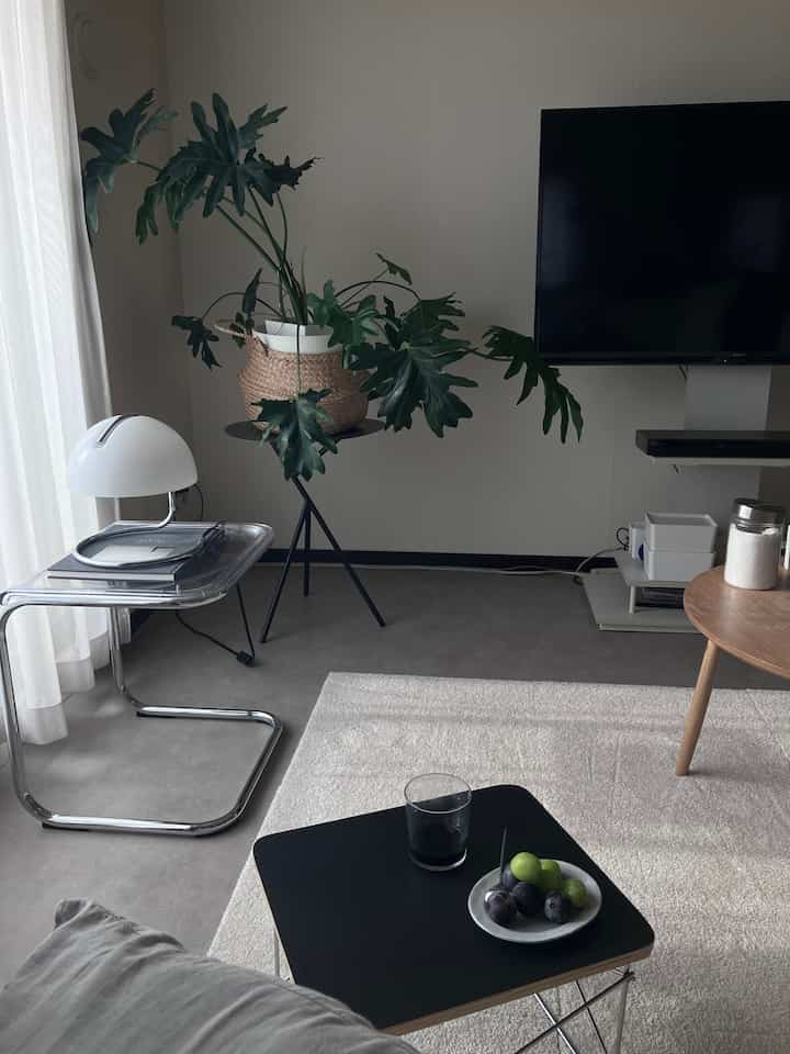 午前中は予定がなかったので好きなフルーツを食べて好きな音楽を聴いてゆっくり時間🕥
#リビングルーム #お家時間 #ゆっくり過ごす #観葉植物のある暮らし #照明 #無機質インテリア #シンプルな暮らし 