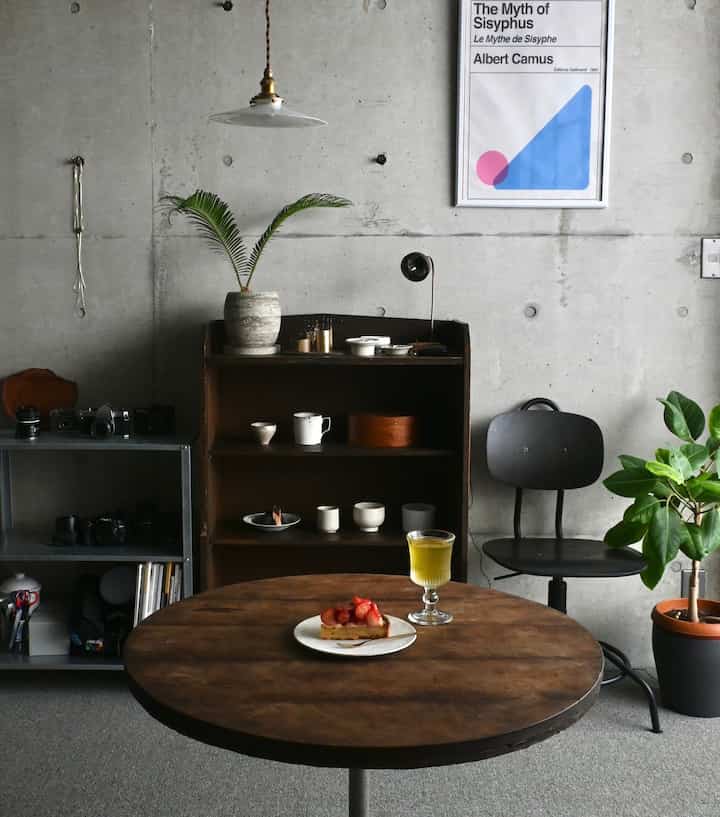 苺のタルトを貰ったので一緒に🍓📸
作家さんの器集めが趣味なので、永遠に増え続けてしまう…🍽️

#棚 #飾り棚 #飾り方 #机 #椅子 #インテリア #インテリア家具 #インテリア雑貨 #古道具 #古家具 #器 #食器  #アンティーク #ビンテージ #観葉植物 #植木鉢 #コンクリート #コンクリート打ちっ放し #IKEA #IKEA棚 