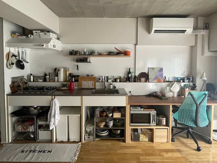 The kitchen storage is finally in order.
After careful consideration, I ordered a custom microwave stand on Mercari, and I'm very happy with the beautiful finish 🙌

#renovation #マンションリノベーション 
#howwelive #mylvngrm
#apartmenttherapy #apartmentinterior
#interiordesign #interiordecor #interiorinspo
#kitchen #Rinnai #四つ口コンロ
