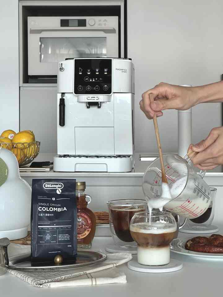 新鮮なコーヒーをお楽しみください、遊びに来てください。 ☕️

私はホワイトインテリア骨髄メンバーです、
私の心が届いたのか、ドロンギからホワイトカラーのコーヒーマシンが出ました。 

ドロンギコーヒーマシンハードウェアは言って何して、あまりにも高級になりきれいですね。
ディスプレイも直感的で、タッチで操作できるのでとても楽です。

まず、粉砕段階と粉砕度を違ってコーヒーを見下ろしました。
確かに段階によってコーヒー味が違うのを感じます。 😌
人ごとにコーヒー好みが違うので、 
私の好みに合ったコーヒーを見つけることができました。

新しく発売されたドロンギ全自動コーヒーマシンがわかりやすく申し上げます。 👩🏻‍🏫

▶コーヒーの種類

①エスプレッソ、②エスプレッソ2ショット、③ドリップコーヒー、④ロングコーヒー、⑤ステミング 

▶コーヒー味

①淡コーヒー、②中間コーヒー、③濃コーヒー

▶研削

•  #마그니피카화이트 #MagnificaStart  #카페인테리어 #화이트홈카페 #화이트테리어 