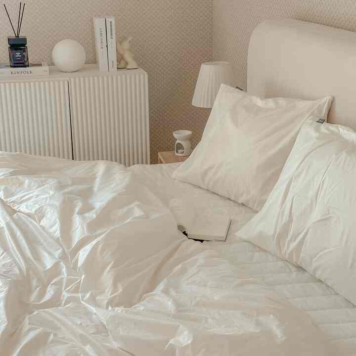 ＃協賛しっかりと白い雲のようなプリエルホテルの寝具☁️

終わり夏から秋に移る最近、寝具類の悩み中に運命的にぴったり出会ったプリーエルホテル式寝具☁️🛏️

信頼できる国内生産プレミアムコットン100％で作られた60数高密度生地で最上級のホテル寝具特有の正方形の柔らかな肌触りと心地よいふわふわを感じることができます🙌🏻

＃インテリア＃ホームスタイリング＃部屋を飾る＃家を飾る＃リビングルーム＃私の家を飾る＃今日私たちの家＃新婚夫婦日常＃週末に最も忙しい＃今日のシーンカット＃引越し準備＃今日見つけた好み#cozy #おそらく#仕事に行き、何かをする