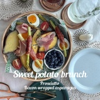 #오늘장면한컷 고구마 늘 먹던대로 말고! 이렇게 즐겨보세요 🍠Sweet Potato Brunch🍳🥓😋 촉촉한 반숙란, 프로슈토, 그리고 베이컨에 돌돌 말아 구운 아스파라거스 같이 곁들였어요. 요즘 고구마🍠 진짜 맛있잖아요. 우유랑도 좋고, 김치랑도 찰떡이지만, 이번엔 반숙란과 프로슈토로 단백질도 챙겨보세요. 가족들이 고구마만 쪄서 주면 밥으로 생각 안하는데 말이죠🥹 커피 내려서 고구마, 베이컨아스파라거스 같이 썰어 먹으니 브런치로도 그만이랍니다👍 베이컨 아스파라거스는 간이 딱 좋아서 고구마와 환상궁합이에요. 고구마🍠 좋아하신다면, 이렇게 한번 드셔보세요!💛 동영상은 인스타에 올려두었어요😊 
📍베이컨 아스파라거스는 아스파라거스에 베이컨돌돌 말아서 버터에 지글지글 돌려 가며 구워주세요😊

#고구마플레이트 #브런치아이디어 #베이컨아스파라거스 #여름테이블 
#플레이팅 #오홈스토랑 #홈스토랑 #홈카페 #온더테이블 #맞팔 #집에서제일바빠