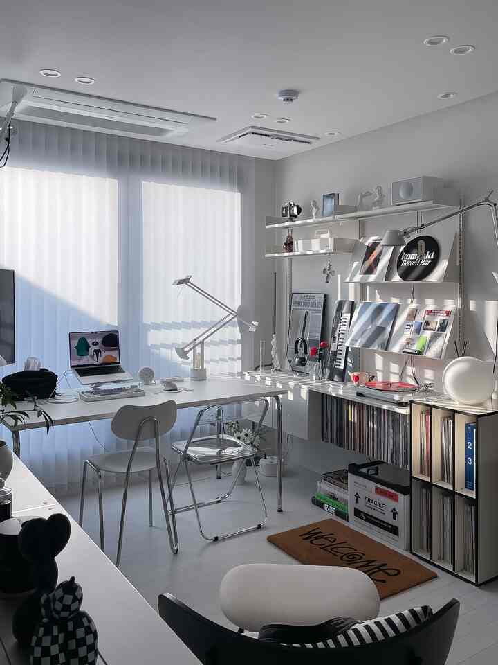 #아르떼미데이렇게써요ユミネ Tizio Table Lamp 📐💡

1972年、Richard Sapper（リチャードサッパー）がArtemide（アルテミデ）のために設計したTizio（ティジオ）テーブルランプ。光をどの方向でも簡単に調整でき、読書などやデスクランプとして活用しやすい製品ですよ👀

この照明の由来がありますが、まるで豚たちのようだったリチャードのデスクの上のどこにもガジェットの腕のように長く伸びて、どこでも明るく照らすように設計されたそうです。 

だからこんなにたくさん置かれたデスクに置くのにちょっとした台座に設計されたという..!そして、長く伸ばしていけるように二つの直線が当たっています。 📐

この小さな台座にもかかわらず、Tizioランプはバランスの取れた金属アームのおかげで、あらゆる角度で安定して立つことができます。 Tizioは1979年にCompasso d'Oroデザイン賞を受賞し、ニューヨークのMoMAなどの多くの博物館コレクションに属するのと同じくらいデザインが素晴らしい製品です。

私が持っている製品はティジオ50製品で、おおむね天井高が低い韓国住宅環境では少し大きく感じることもしたんですよ。 

だから天井高やスペースが低いか狭いなら50より少し小さいティジオ35もあるので考慮してもいいと思います。

また、角度によって様々な形で演出でき、スタンドの夜寝台を購入したり、低い狭卓上に置いても良い製品なので、リビング、寝室、書斎など様々な空間で活用できる点も大きなメリットです！  :-) 

🏷️ @artemide_lighting • Tizio table lamp (白)  #티지오50 #티지오테이블램프 #artemide #tizio #홈인테리어 #홈오피스 #거실인테리어  #유미큐레이션 #거실인테리어 #조명인테리어 #인테리어의꽃은조명 #내돈내산 #내돈내산인생템 #예쁜템최고야 #우리집포토존 #맞팔 #빌라인테리어 #자취방인테리어 #화이트인테리어 #오늘의우리집 #아르떼미데조명 #아르떼미데티지오 #아르떼미데러버 