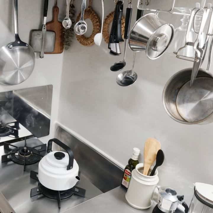 キッチンツールの取り回しと調理後リセットの容易さを塩梅よくできるよう意識してます🍳

#キッチン #キッチンツール #キッチンインテリア #野田ホーロー #アムケトル #リンナイ #vamo #scope #スコープ #ガステーブル