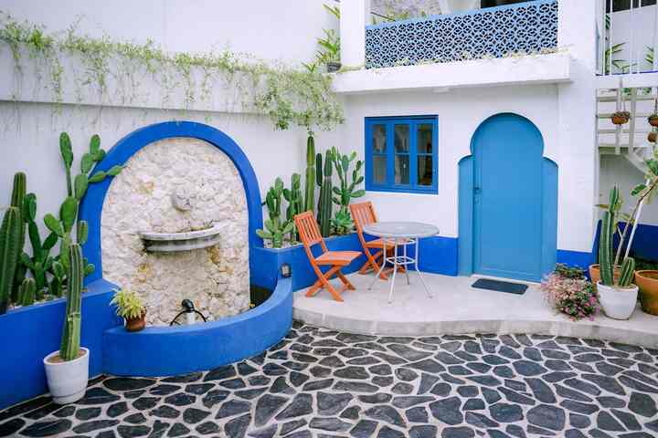 Tempat bersantay paling nyaman untuk kami sekeluarga di Casa de Likan salah satunya adalah taman belakang, di taman belakang kami buat satu pojok cantik untuk bersantai, bekerja, bersendau gurau dengan keluarga bahkan walau hanya melamum dan menyeruput secangkir kopi atau teh.
Taman belakang rumah kami terinspirasi dari taman di Jardin Majorelle, Maroko dimana warna warna kontrast berpadu padan dengan tanaman tanaman hias (di dominasi kaktus coboy) dan menghasilkan taman cantik dan unik, tak lupa air mancur dibuat semirip mungkin dengan aslinya di Maroko.

Kembali ke pojok nyaman di taman belakang, kursi kursi yang kami pakai kami beli di Jepara lalu kami minta untuk di cat duco berwana orange agar kontrast dengan warna biru dan putih di sekitarnya, ternyata  kursi ini malah menjadi sangat pop up mencolok mata, namun masih sangat nyaman untuk di lihat 💙 

Bagaimana menurut tetangga online? Apa mau berkunjung ke taman belakang rumah kami?

#TerasBelakang
#CasadeLikan
#MaterialTaman
#TamanBelakang
#TropicalGarden
#InspirasiTaman
#moroccanmediterranean 
#moroccan
#mediterranean 
#homedecoinspo 
#rumahmoroccanmediterranean
#rumahmediterranean 
#rumahbandung 
#tropical