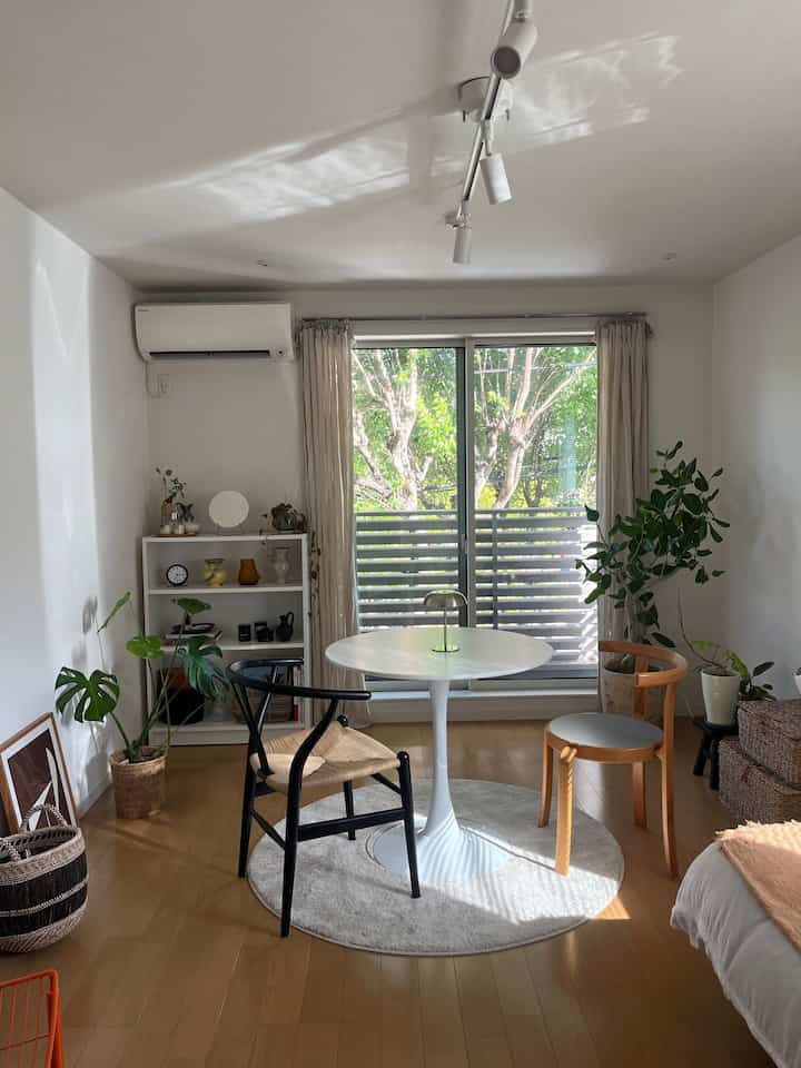 スポットライトをスッキリとした見た目のものに交換しました☺️ 
1.5Mの長めのダクトレールを取り付けたので、これから違うペンダントライトも吊るすつもりで楽しみです💡

#一人暮らしインテリア #10畳インテリア #海外風インテリア #ダクトレール #スポットライト