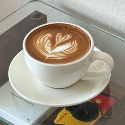 휴무날 집에서 마시는 꿀라떼☕️
#이래네홈카페 #홈카페 #홈라떼
#라떼아트 #홈카페인테리어 #집에서제일바빠 
#오홈스토랑 #온더테이블 #라떼잔 