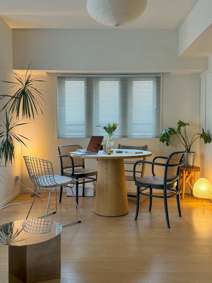 模様替えして、ダイニングセットが部屋の中心になったら、自然とダイニングで過ごす事が多くなりました。
丸いダイニングテーブルもお気に入り。来客からも「丸テーブルいいなー」とよく言われて好評です😊

#ダイニングテーブル #丸テーブル #円卓