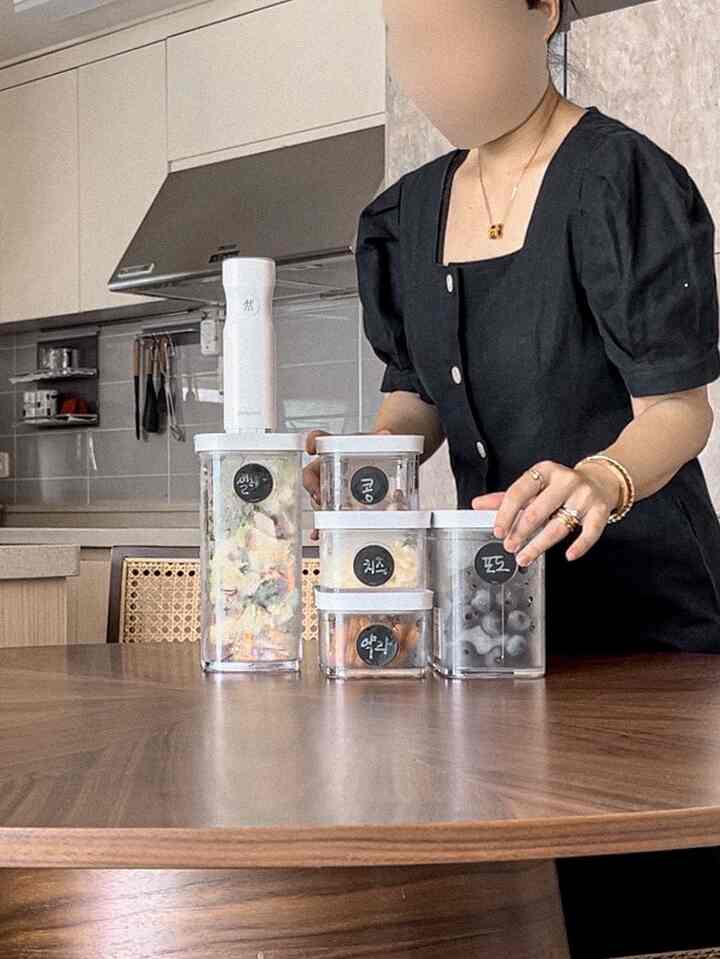 ＃キッチンインテリア＃サリムノウハウ＃サリムハニーチップ 
＃サリムテム＃今日のシーンカット＃今日の私たちの家 

家で家族のために調理するために本当に苦労している私🫢
家族の食べ物を手に入れてみると、買って置いた食材が傷つけてしまわなければならない時があまりにも速やかでした。そこで今回ウィリングで新しく出たフレッシュ＆セーブ真空保管システムを使ってみましたが、これが完全新世界です！

真空ポンプがどれほど簡単かわかりません。ちょうどボタン一度だけ押すと真空状態になり、自動的に止まるのでとても楽になりました。真空保管のおかげで、食材を最大5倍まで長く新鮮に保管することができ、食べ物ごみがしっかり減りました。

大ネギ、唐辛子、ジャガイモのような野菜から寛大に買った肉、コーヒー豆まで、すべて真空保存しておくと本当に心強いです。空気と完全に遮断されるので保管期間が増えて、今は何でも長く置いて使うことができますよ。しかもガラス、プラスチック、ビニールパックなど多様な容器があり、必要に応じて選んで使う面白さもあります。 BPA FREE素材だから安心して使えるのも大きなメリットで、ビニールもリサイクルが可能なので環境にやさしい部分も気に入っています。

最近はミリ食材を小分けして真空保存しておき、必要に応じて新鮮に取り出して使えるので料理がはるかに簡単になりました。本物のキッチンでの生活が一層楽になった感じです。ちなみにビニールと容器とも食器洗浄機の使用が可能なので管理も完全に簡単です！

290年伝統のプレミアムクックウェアブランドウィリングから出たフレッシュ＆セーブ真空保管システム、本物のイチオシ！私はなぜ今私が書いたいです🤭

＃zwilling＃ズウィリング＃フレッシュ＆セーブキューブ＃キッチン用品＃キッチンスター＃サリムハニーチップ＃サリムテムおすすめ＃密閉容器＃密閉容器おすすめ＃真空密閉容器＃真空容器 