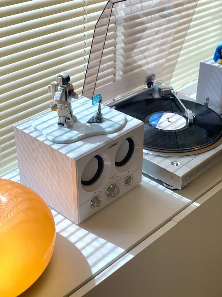 レコードプレーヤーのスピーカーの上には小さな月面着陸の瞬間を再現しています🛸‎🤍

#LEGO #IKEA #IKEA棚 #レコードプレーヤー #賃貸マンション