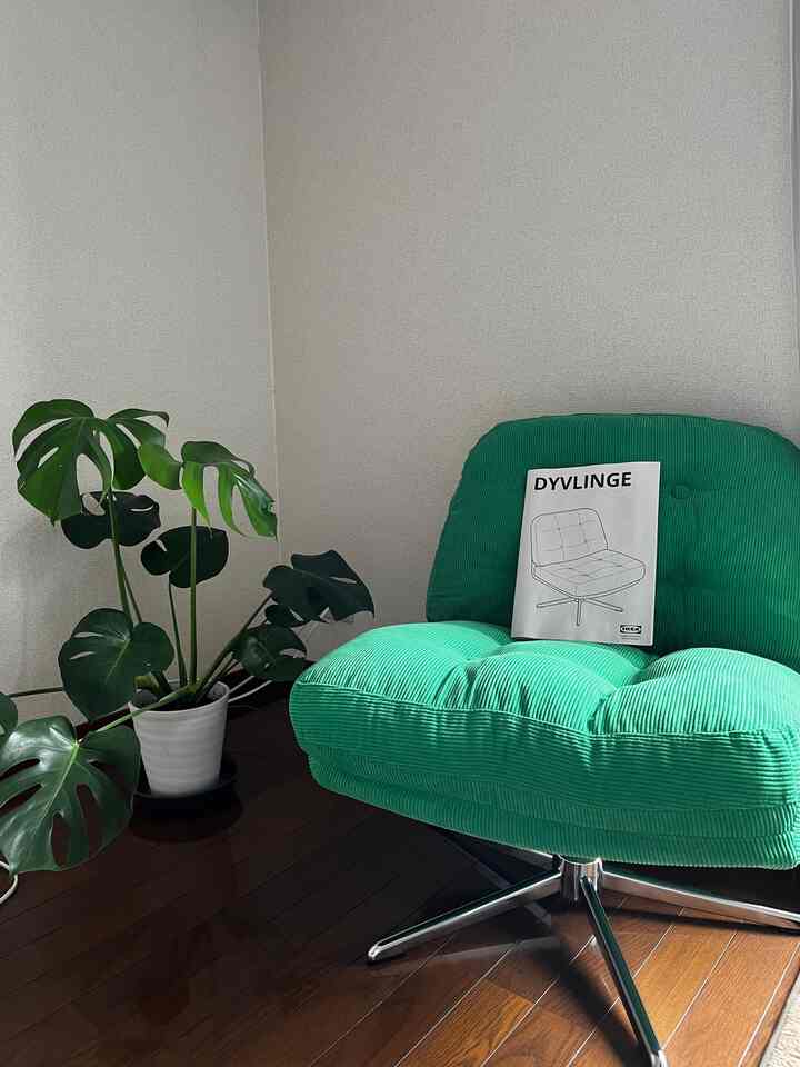 初めまして🤝
緑×緑 🟩ディヴリンゲデザイン超可愛いし座り心地とってもGood
ここに座ってコーヒーを飲みながら読書するのが最近のルーティンでとっても落ち着く空間です☕️
レコードとかも置いたりしていきたいです🤭



#IKEA #IKEAHOME #DYVLINGE #ikeafinds #ikeahack #aethetic #midcentury #homesweethome #interior #interiordesign #mansionhouse #IKEA購入品 #IKEAいいね #賃貸インテリア #賃貸マンション暮らし #インテリアデザイン #植物のある生活 #植物インテリア  #部屋づくり #interiorcoordinate #roomdecor #myroom #mylvngrm #interiorinspo #오늘의집 #하우스그램 #집인테리어 #이케아