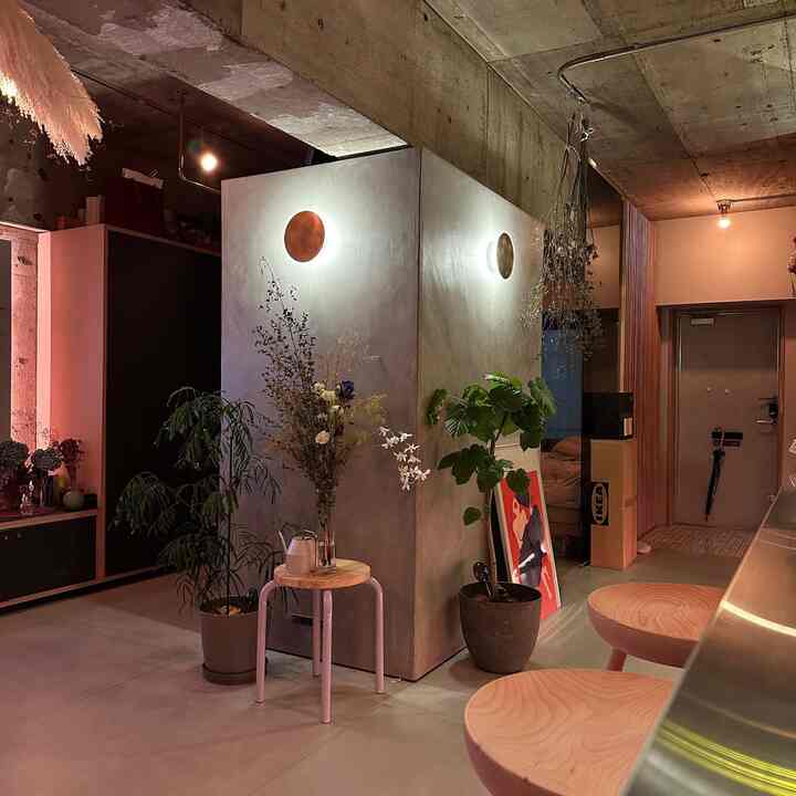 だいたいIKEAとAmazonが山積みになる我が家…
そろそろリセット断捨離しないと、、

#IKEA 
#Amazon 
#スツール
#花のインテリア 